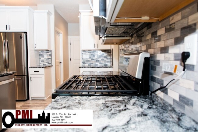 Building Photo - 5 Bedroom and 3 Bathroom House