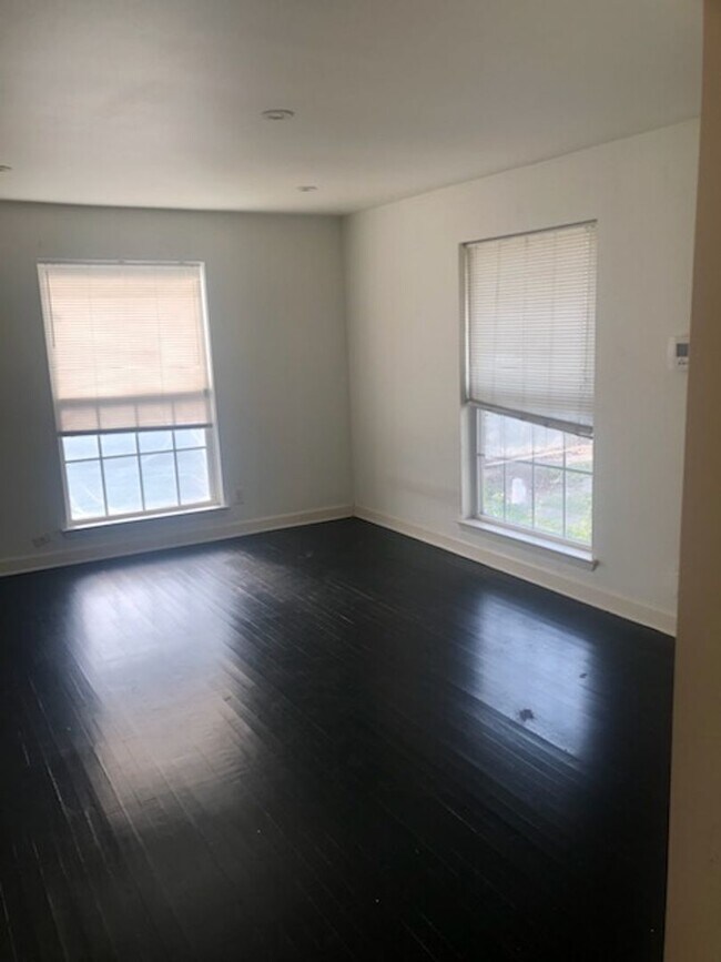 Building Photo - Updated 2/1 Ready For Move In!
