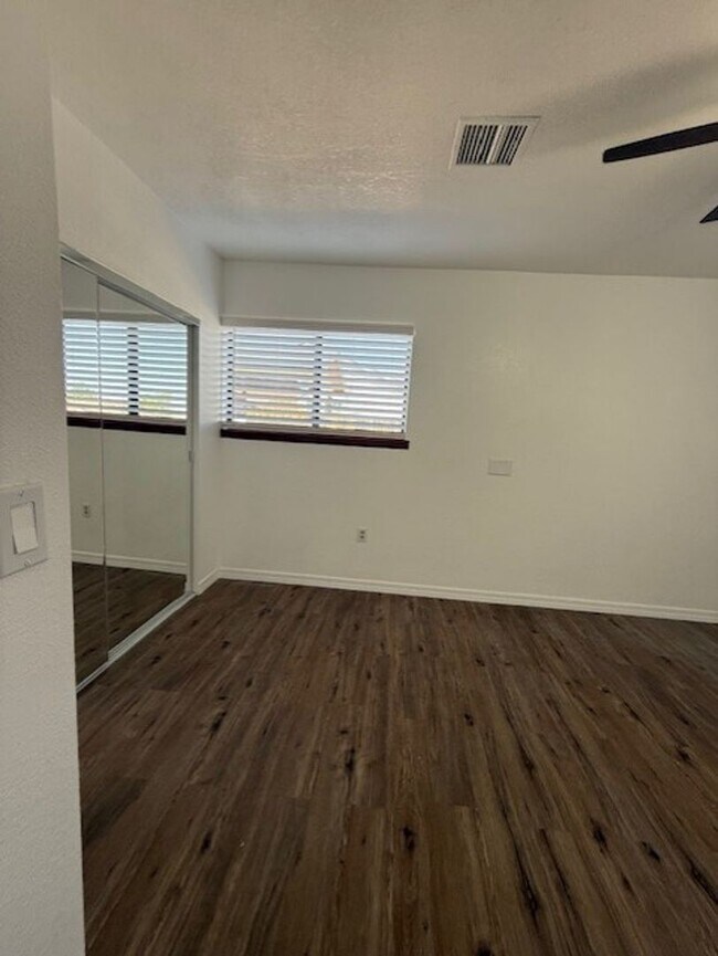 Building Photo - 1324 S Ocotillo Dr