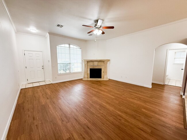 Building Photo - 3 Bed - 2 Bath - 2 Car Garage in OKC! FULL...