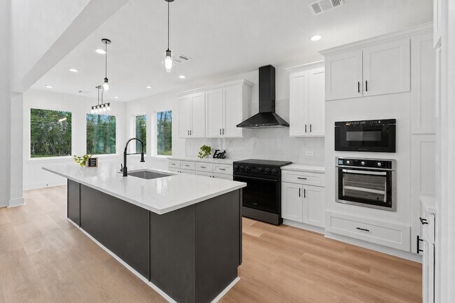 Building Photo - 210 Big Deer Dr