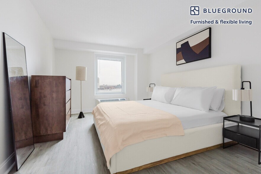 Building Photo - 30 Waterside Plaza