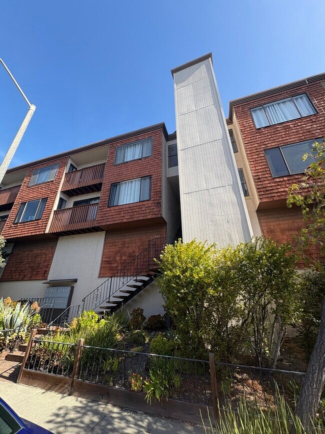 Primary Photo - 380 Monterey Blvd