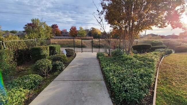 Building Photo - 3 Bed 2.5 Bath | Large Patio | Rivage in the Parkway