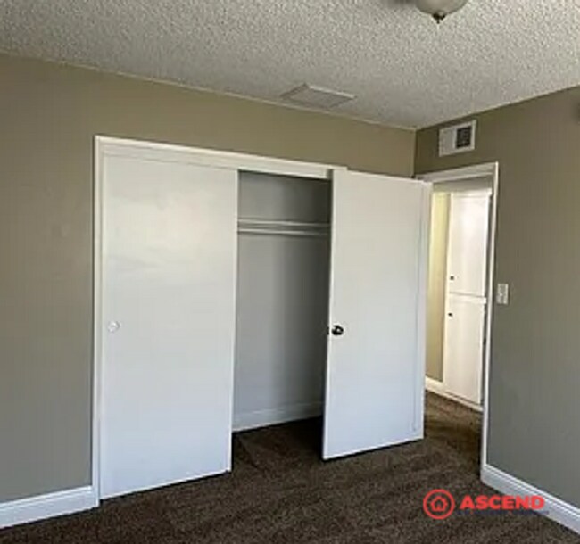 Building Photo - 3 Bedroom Home in East Bakersfield