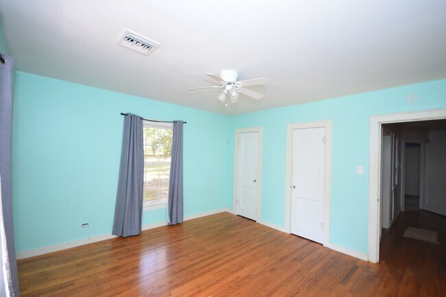 Building Photo - 3 Bed 2 Bath with Large Backyard Close to ...