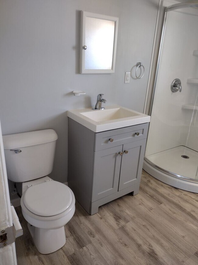Building Photo - Newly Remodeled 1 Bedroom