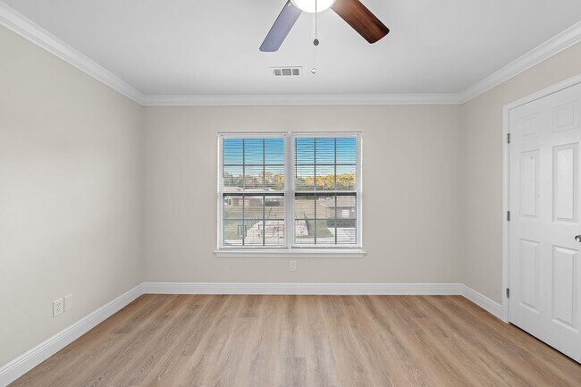 Building Photo - Crown Molding & Granite Kitchens********* Renovated 2 Bedroom 1.5 Bath********* Beautiful Townhom...