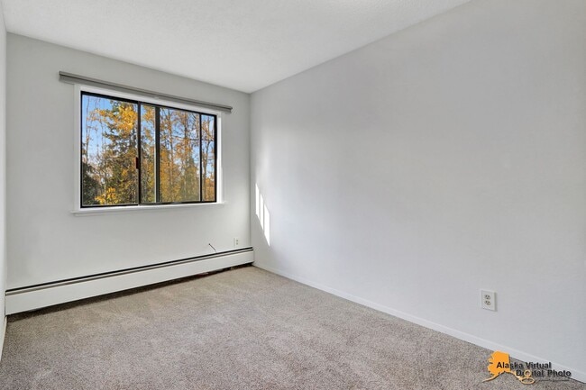 Building Photo - Top Floor End Unit Condo* Pet Friendly, Pr...
