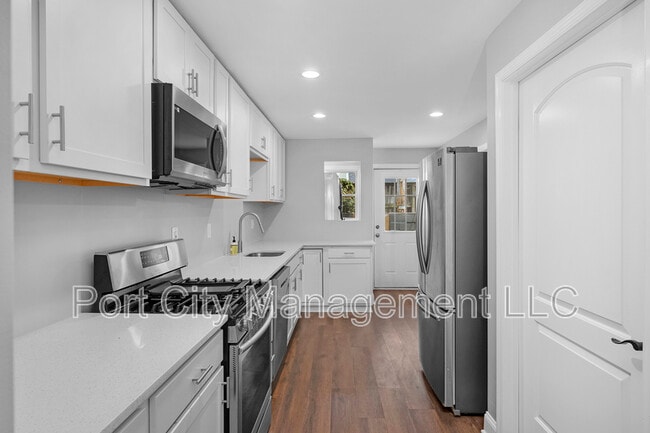 Building Photo - 813 S Port St