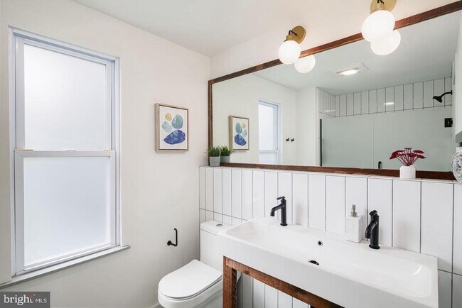 Building Photo - 320 Iona Ave