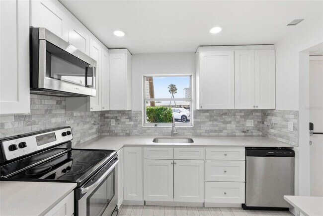 Building Photo - 4775 Cove Cir