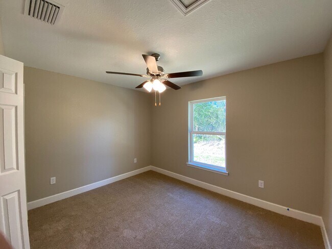 Building Photo - Desirable SW Ocala Neighborhood 3/2/2 **Won't Last**