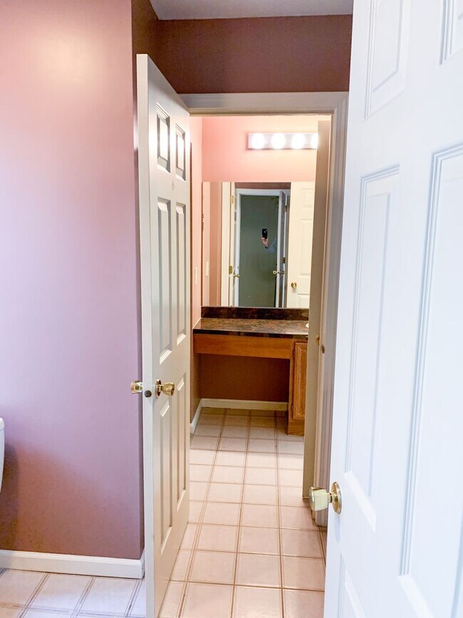 Building Photo - 3 Bedroom Condo Available for Aug. 1st