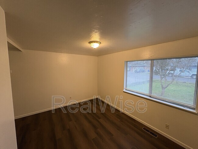 Building Photo - 231 Hawthorne St