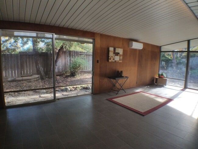 Building Photo - Eichler home near downtown Walnut Creek
