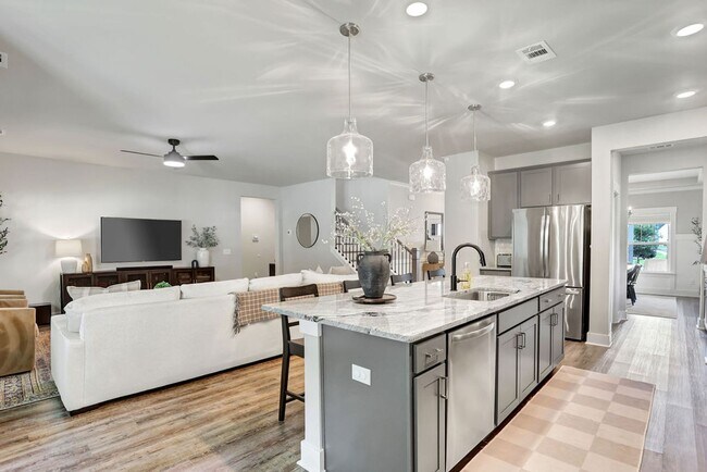 Building Photo - Spacious 4 bedroom 3 bath home with loft