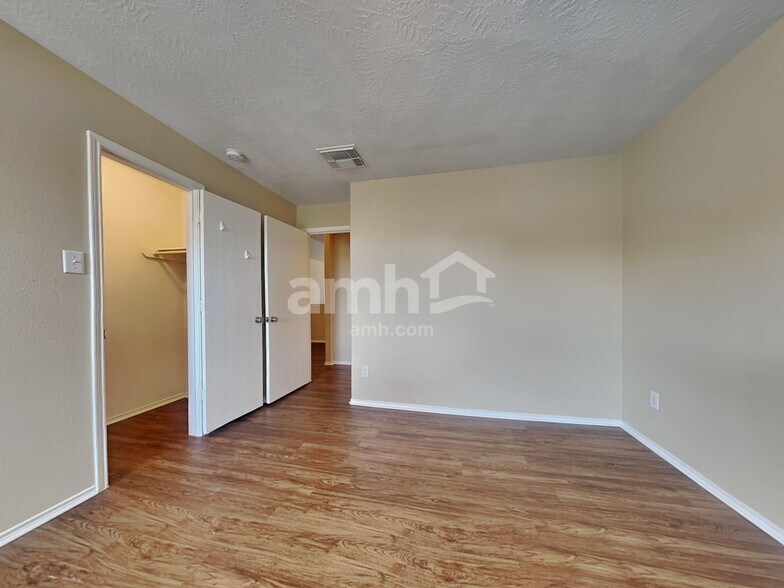 Building Photo - 9530 Belleclarie Ln