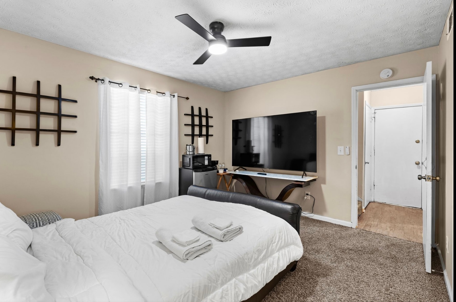 Master Bedroom - 5300 Forest Downs Ln