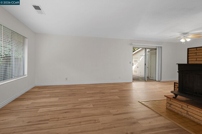 Building Photo - 412 Carrillo Ct