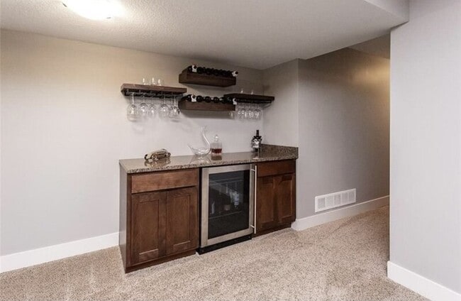 Building Photo - 580 NE Bowman Dr