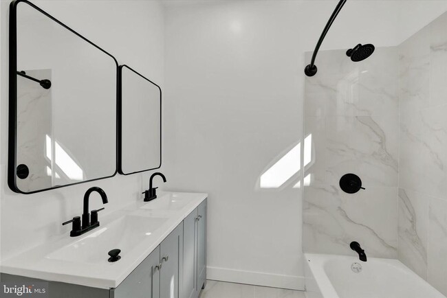 Building Photo - 2117 S Alden St