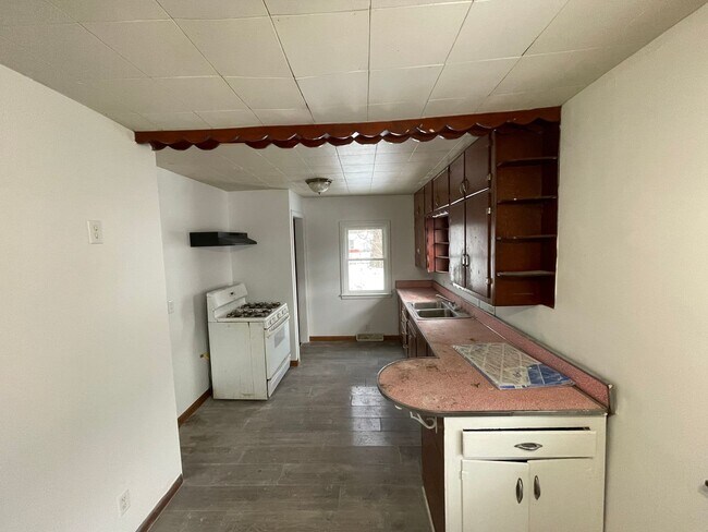 Building Photo - 2-Bedroom House - Section 8