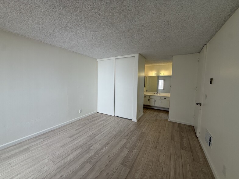 Building Photo - 5900 Canterbury Dr