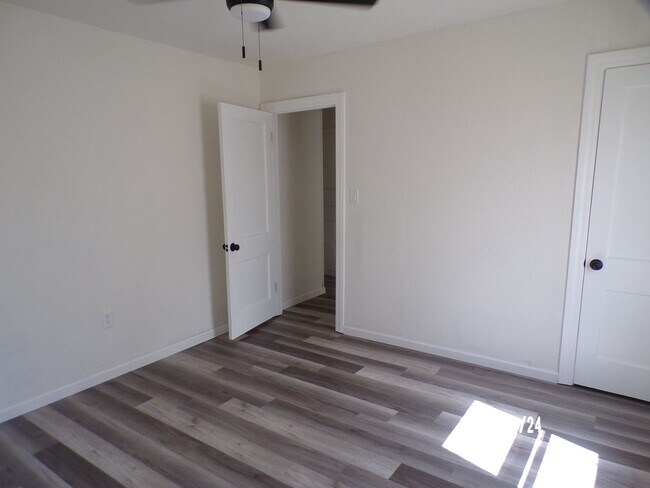 Building Photo - Newly renovated! Pet Friendly! Centrally l...