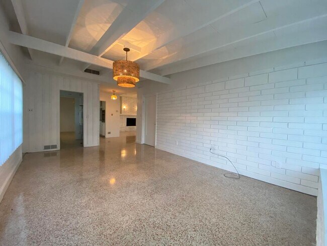 Building Photo - Beautiful 3/2 on Riverside Dr.
