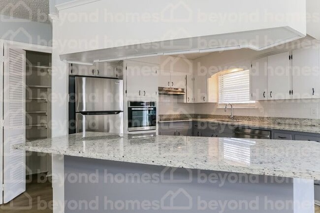 Building Photo - Beautifully renovated home with 3 bedroom ...