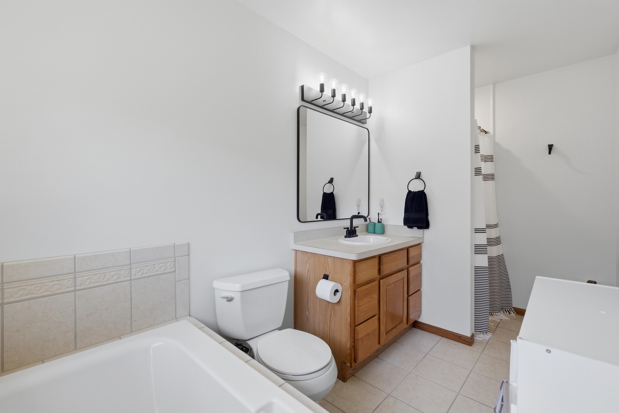 Ensuite - Bath & Shower - 1051 Tamarack Way