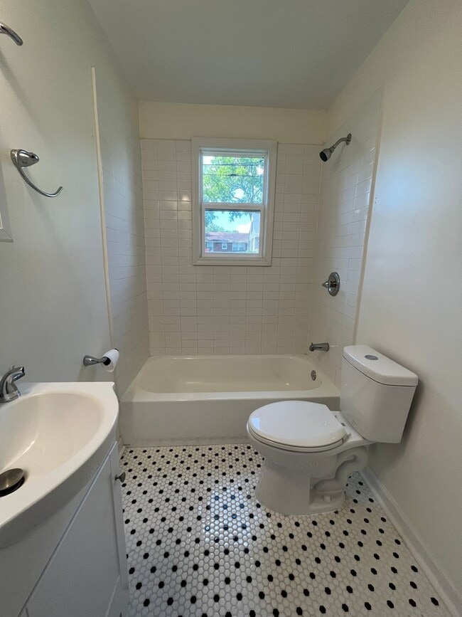 Building Photo - 2BR/1BA Renovated Triplex Unit – Prime Loc...