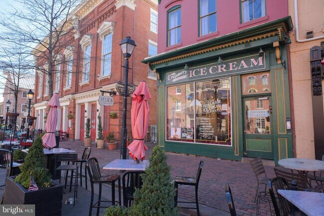 Building Photo - 700 Kahn Pl