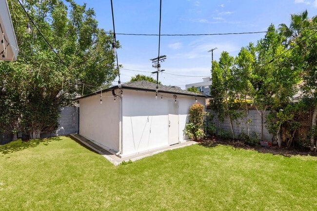 Building Photo - Designer-Done 3 Bed + 3 Bath in Prime Beve...