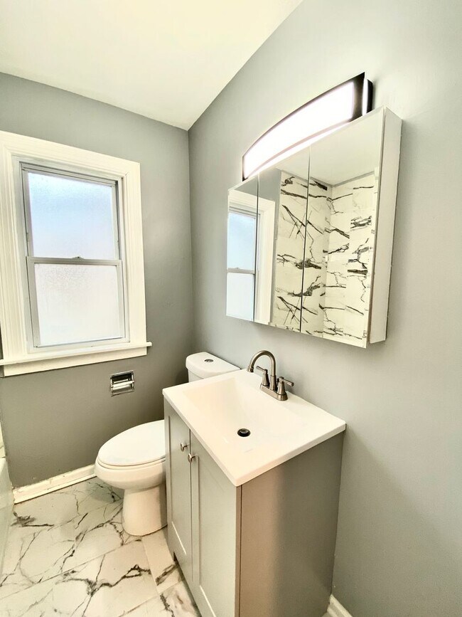 Building Photo - HOUSE FOR RENT IN LANSING !!