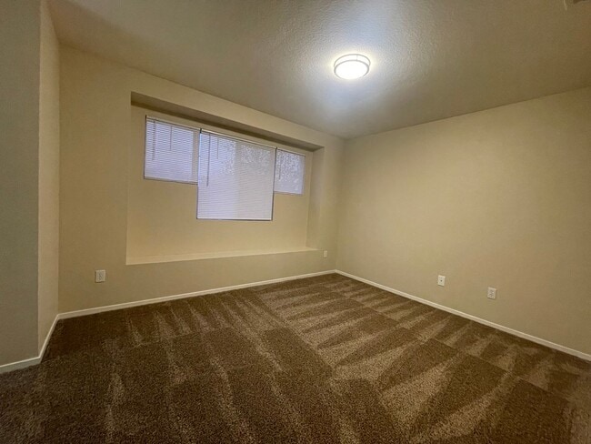 Building Photo - Wonderful Home Close to Shopping and Public Transportation.