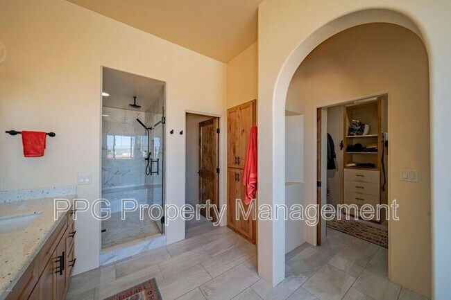 Building Photo - 335 Latigo Way