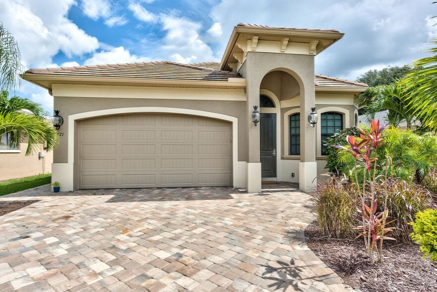 Building Photo - 715 102nd Ave N