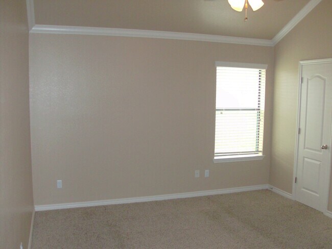 Building Photo - 3/2 duplex close to Clear Creek Gate viewable 8/05/2026