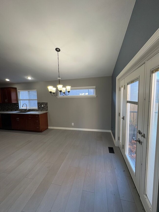 Building Photo - Kirkland Rambler - 3 bedroom 1.75 bath