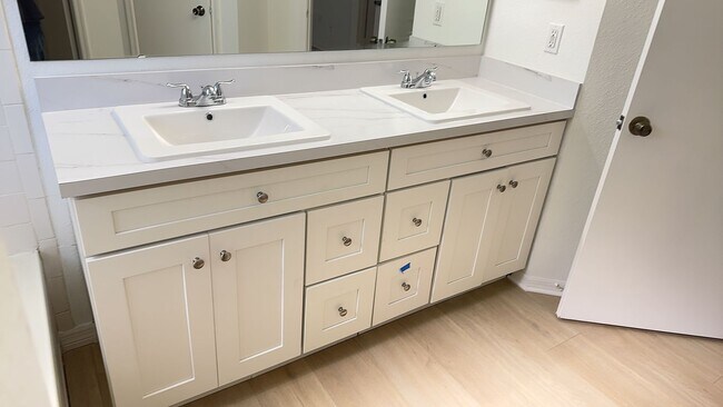 Building Photo - Ground-Floor 2 Bed, 2 Bath Condo in Bermuda Dunes Newly Remodeled