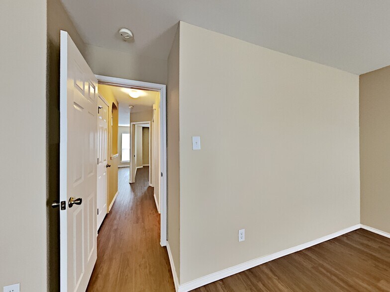 Building Photo - 6907 Macaway Crk