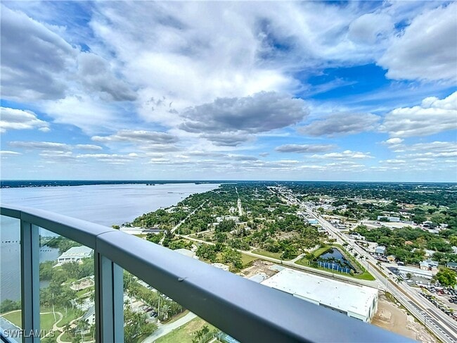 Building Photo - 3000 Oasis Grand Blvd