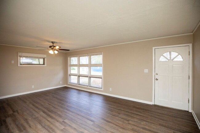 Building Photo - ** 4 Bed 2 Bath located in Rosemont Height...