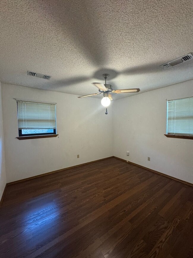 Building Photo - Adorable 4bedrooms 2bathrooms 2car garage CH/A