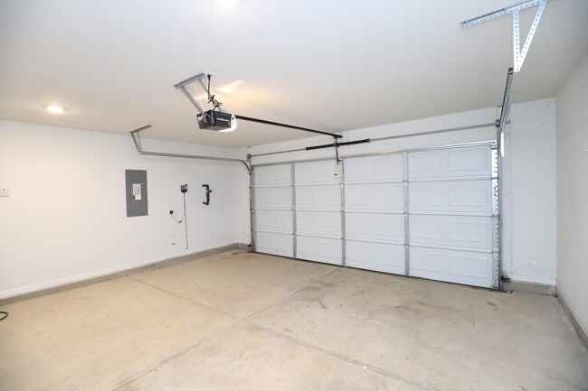 Building Photo - 1009 Providence Plantation Dr