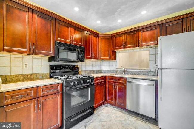 Building Photo - 1602 Hawthorne Ct