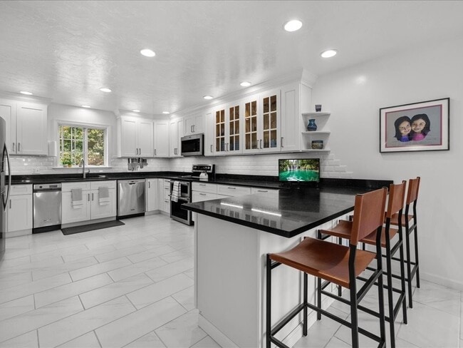 Building Photo - 6 Wood St