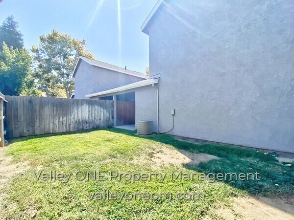 Building Photo - COMING SOON! Private Ground Floor Townhome in Desirable Complex with Attached 2 Car Garage
